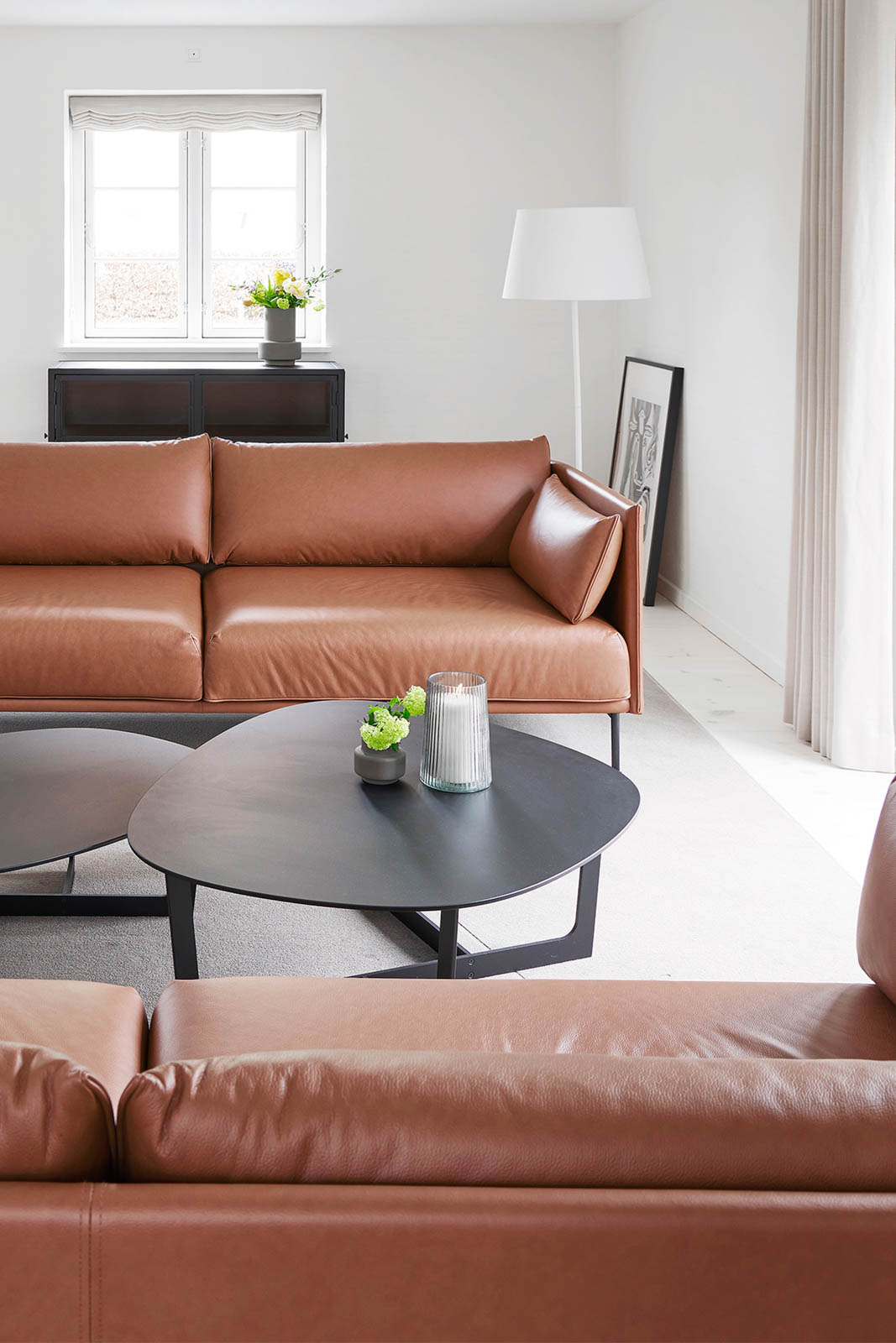 Sofaområde i Villa 26 med lædermøbler