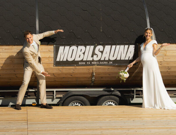 Brudepar foran mobil sauna
