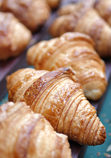 Friske croissanter på bord
