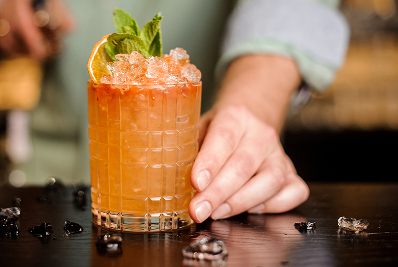 Cocktail serveret i glas med is