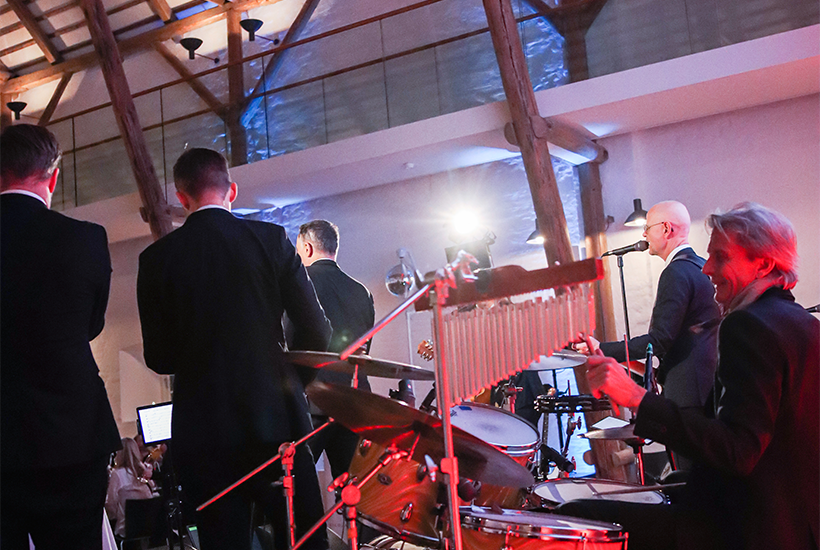 Live band der spiller til arrangement indendørs