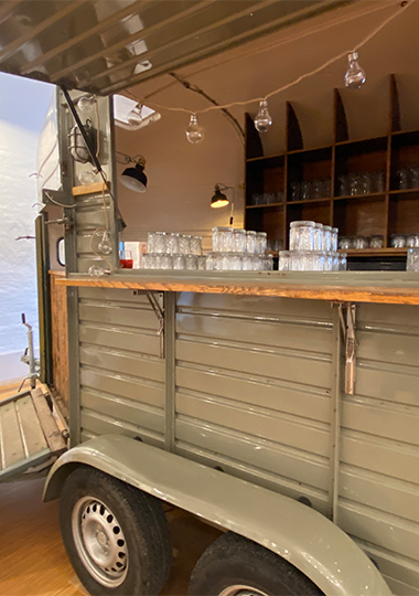 Mobil bar med servering af drikkevarer